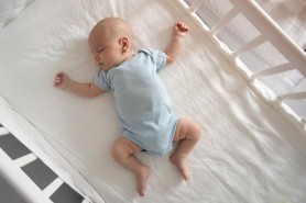 ÎNGROZITOR // Un bărbat a aruncat un copil de 18 luni de la etajul 5, enervat că plângea